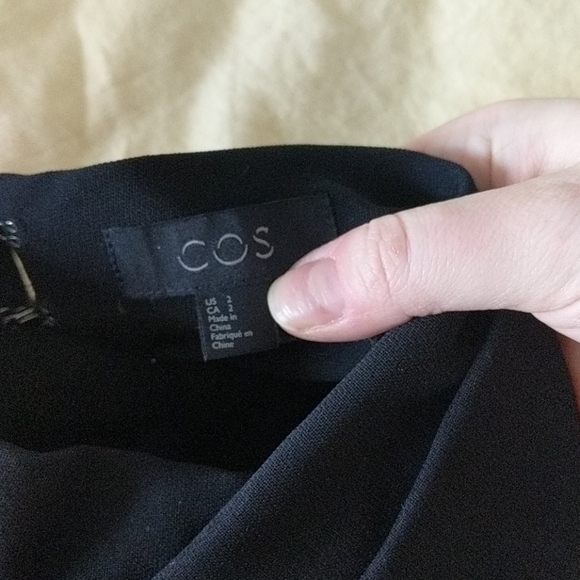 Origami-neck asymetric COS dress - Picture 5 of 6